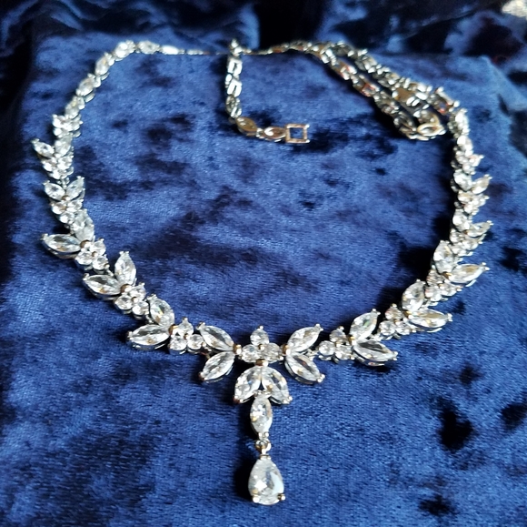 Swarovski Elements Marquis Teardrop Leaf Necklace NEW - Picture 1 of 17